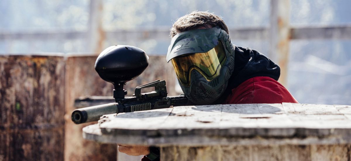 Vrienden tijdens paintball op een vrijgezellenfeest bij Fundustry
