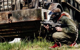 airsoft speler kruipt voor truck