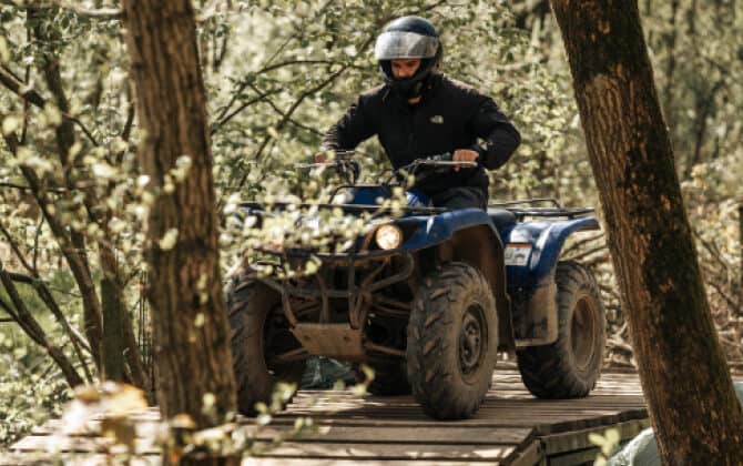 quad rijden in het bos