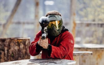 man in paintball kleding