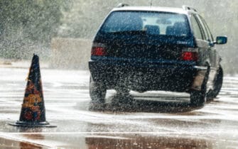 drift auto rijdt weg