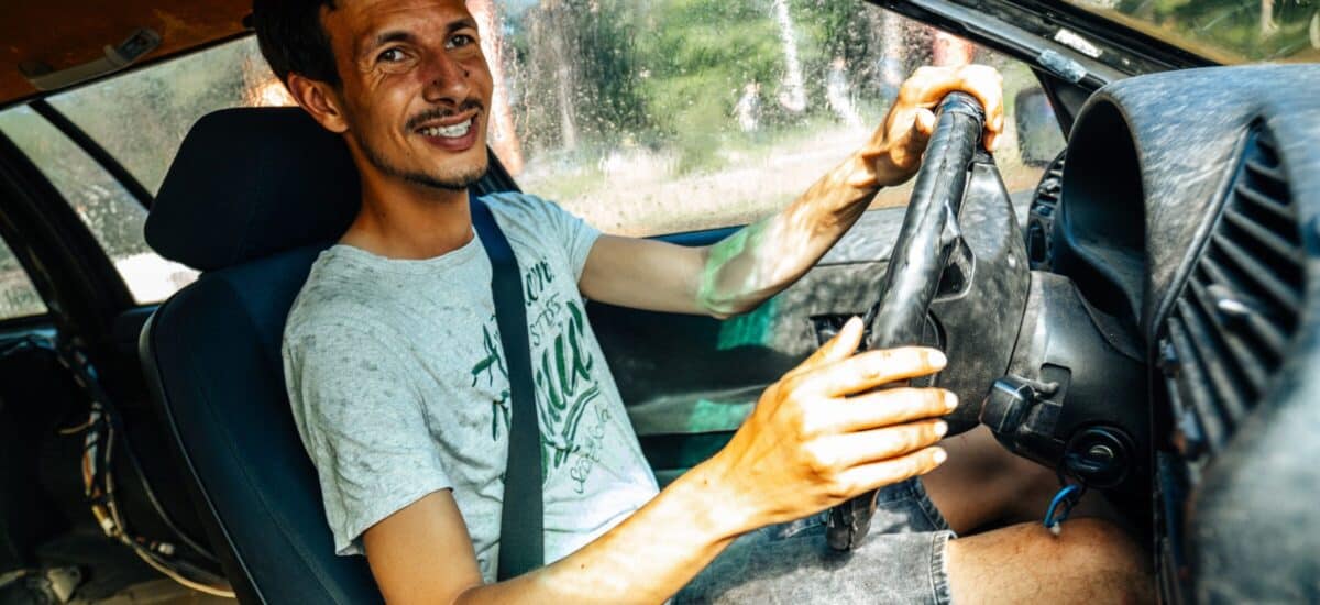 bestuurder in driftauto
