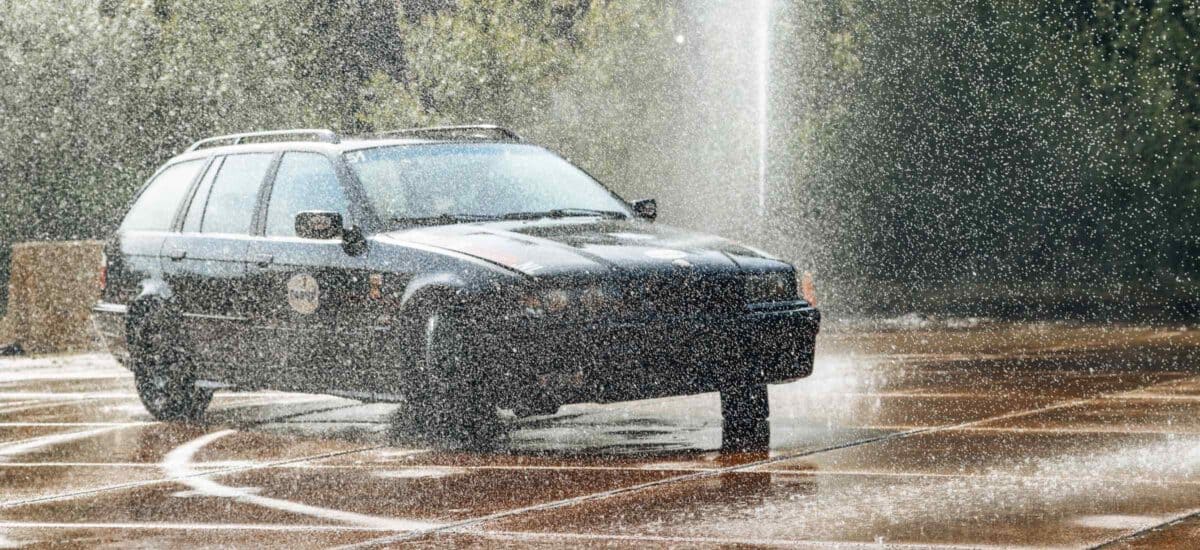 Auto drift in regen op nat wegdek