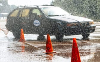 driftauto rijdt langs oranje kegels