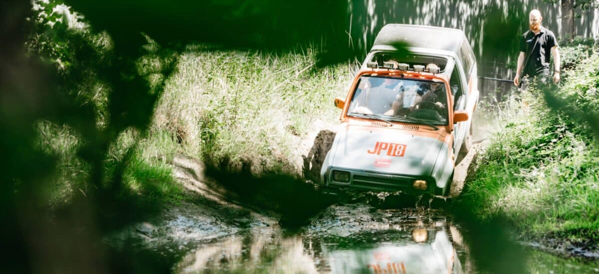 off road auto rijdt water in