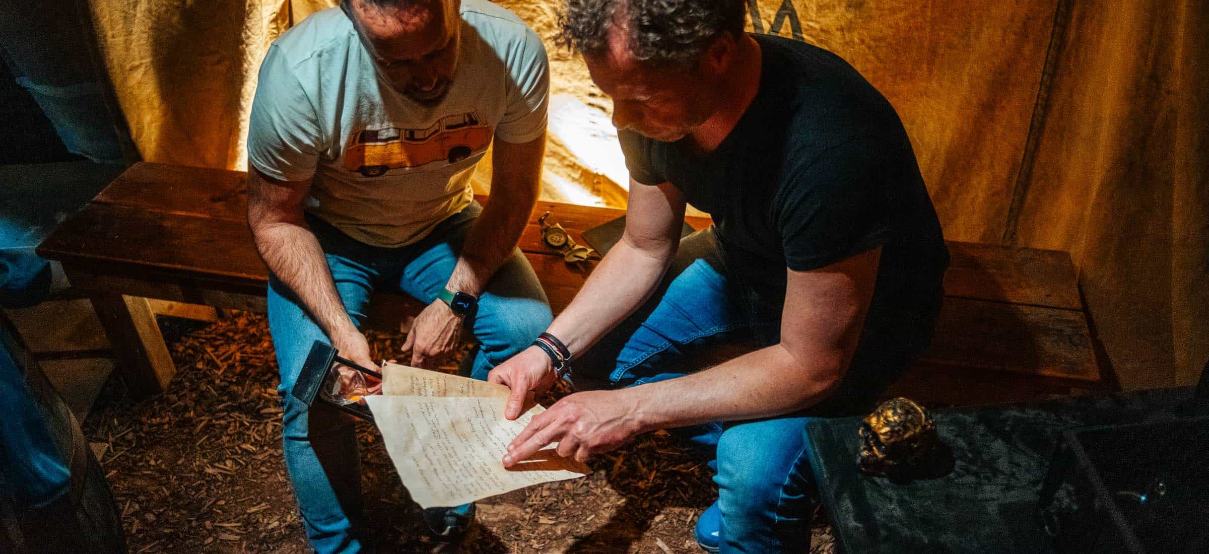 Escaperoom forgotten viking raid Ewijk twee personen lezen van oud papier