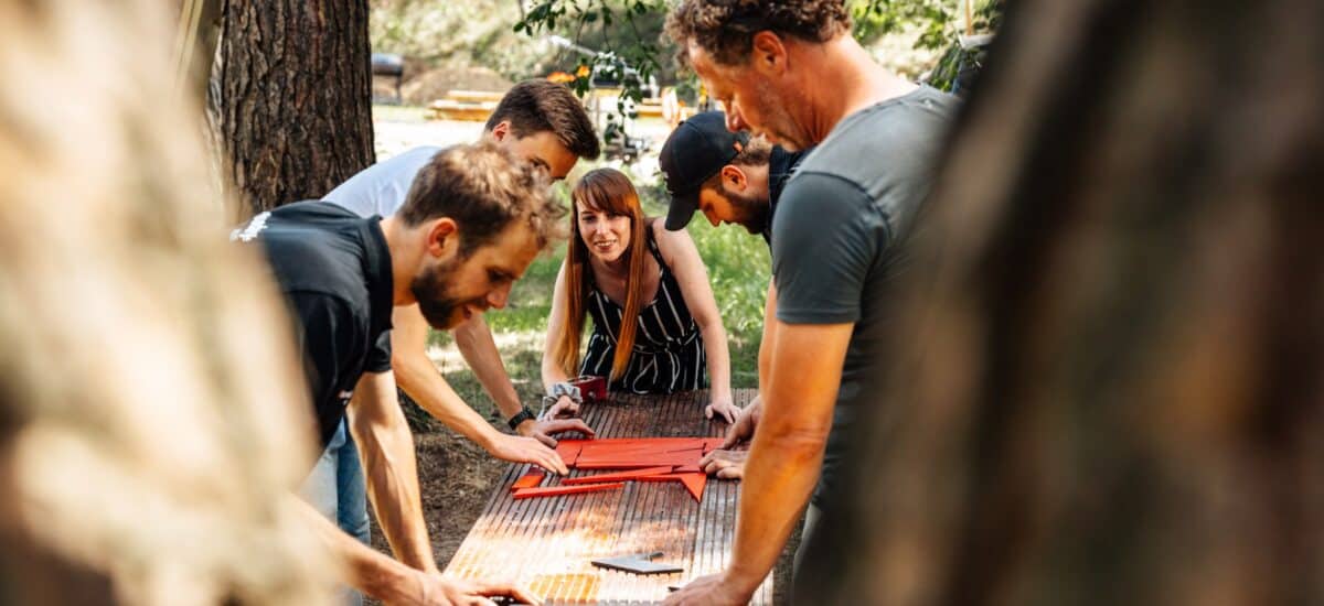 Team rond picnic tafel rode puzzel leggen