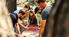 Team rond picnic tafel rode puzzel leggen