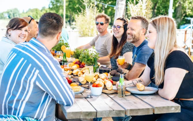 groep aan picnic tafel