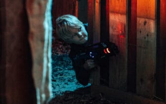 kindje op de grond met laser gun