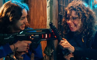 lasergame spelers richten guns naar elkaar