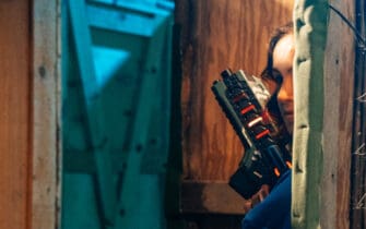vrouw schuilt lasergame