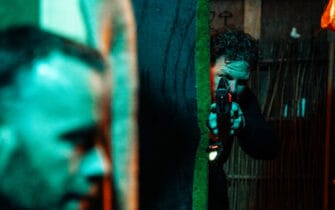 lasergame speler richt in de achtergrond zijn lasergun