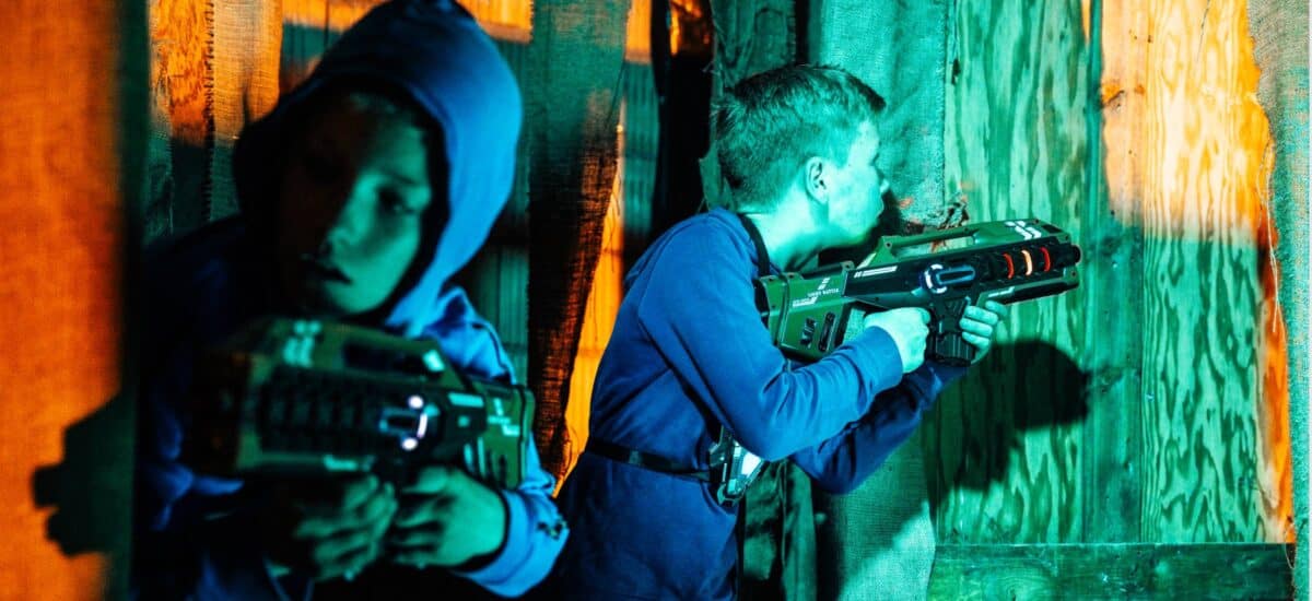 kinderen met laserguns aan het wachten