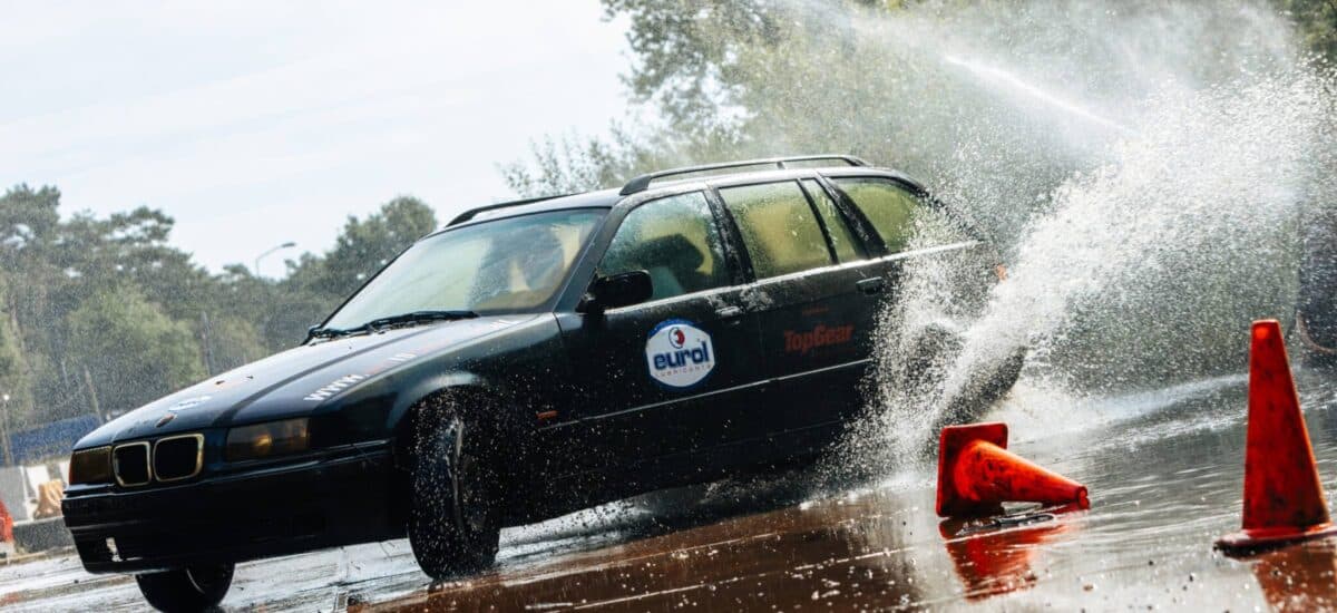 auto drift met spattend water