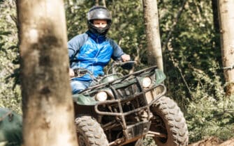 quad rijden tussen bomen