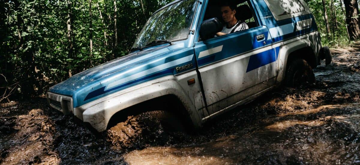 offroad auto rijdt in modder en water