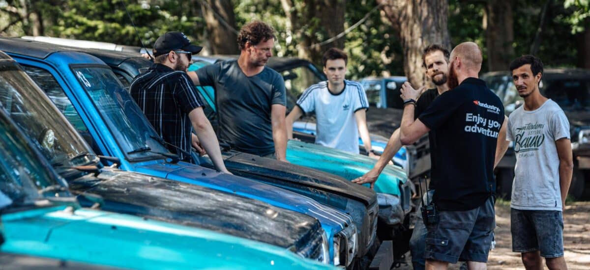 mannen bij offroad auto's