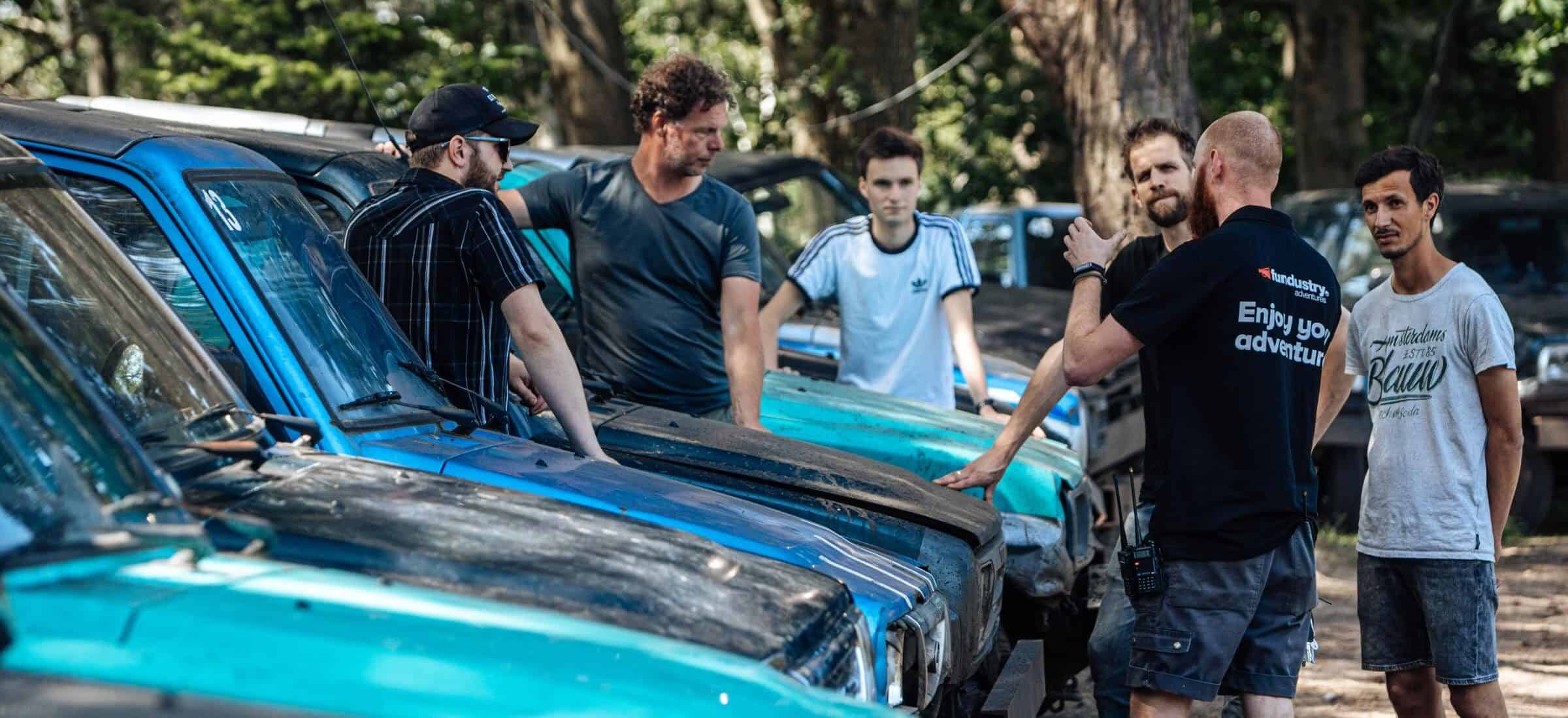 mannen bij offroad auto's