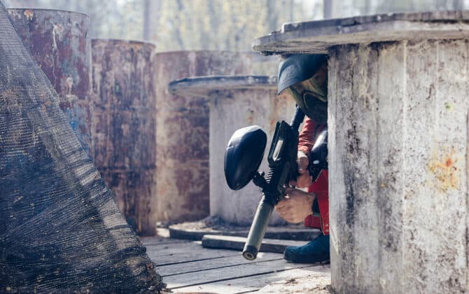 paintballer schuilt achter koker