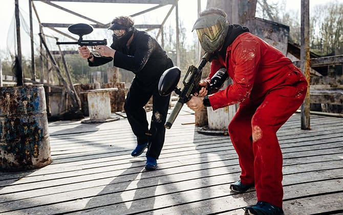 paintballers lopen voorzichtig op brug