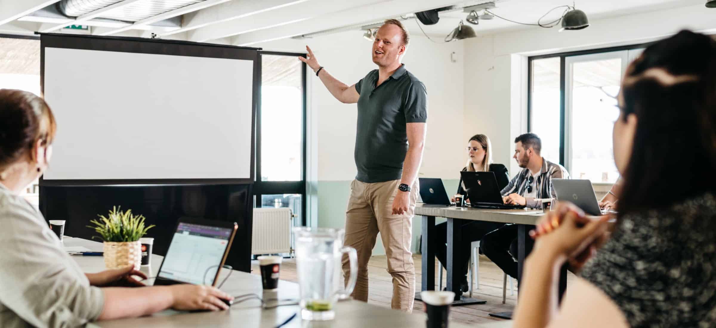 Vergader arrangement bedrijfsuitje presentatie geven