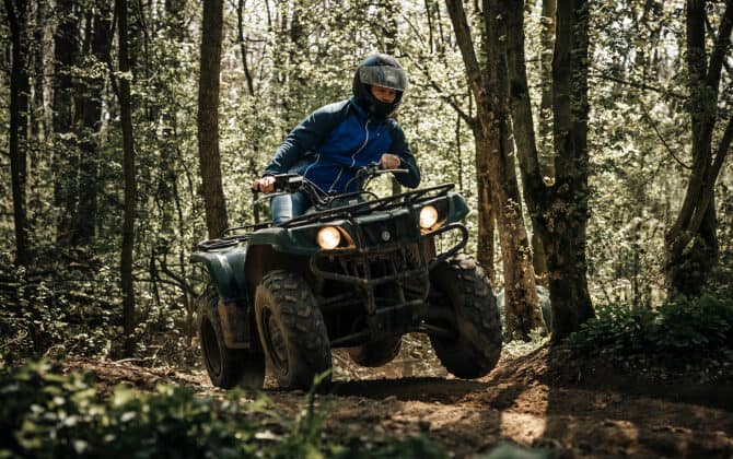 quad rijden tussen bomen