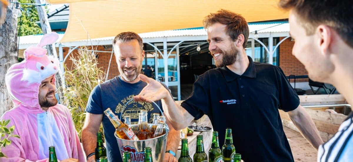 man brengt emmer bier