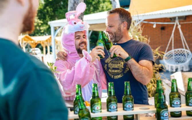 man in roze konijnenpak proost bier