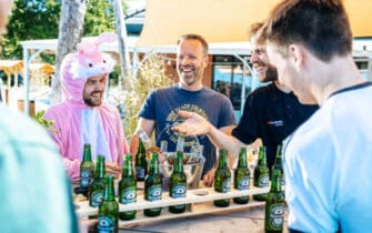 mannen met bierrekje en man in roze konijnenpak