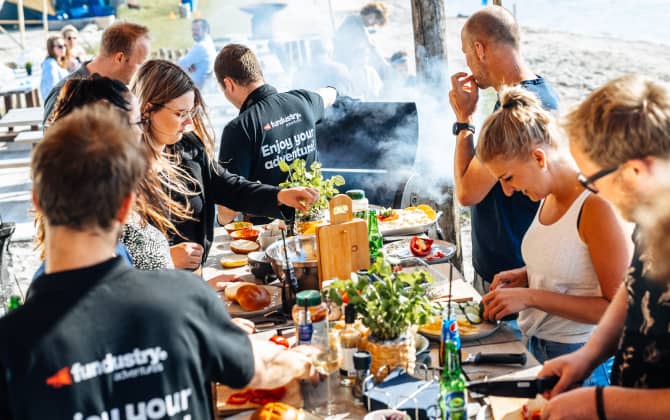 groep aan tafel bbq dineren