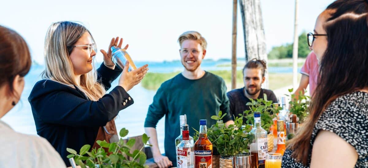 groep leert cocktails maken