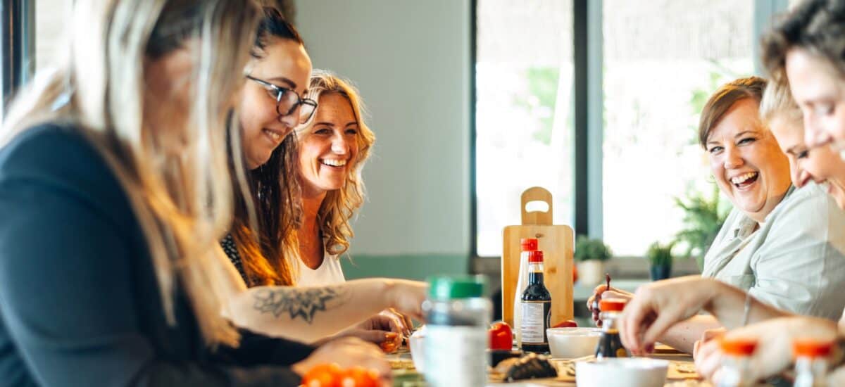 Vrouwen leren sushi maken