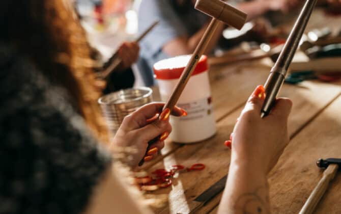 vrouw met gereedschap in handen